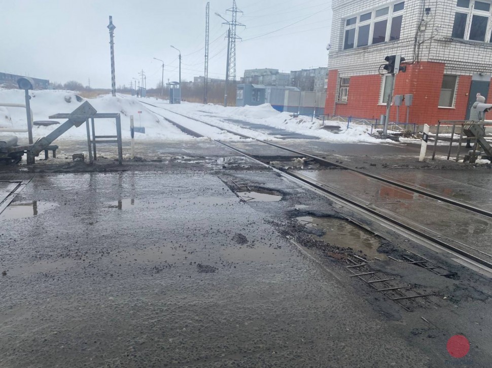 В Северодвинске разрушается железнодорожный переезд на Морском проспекте